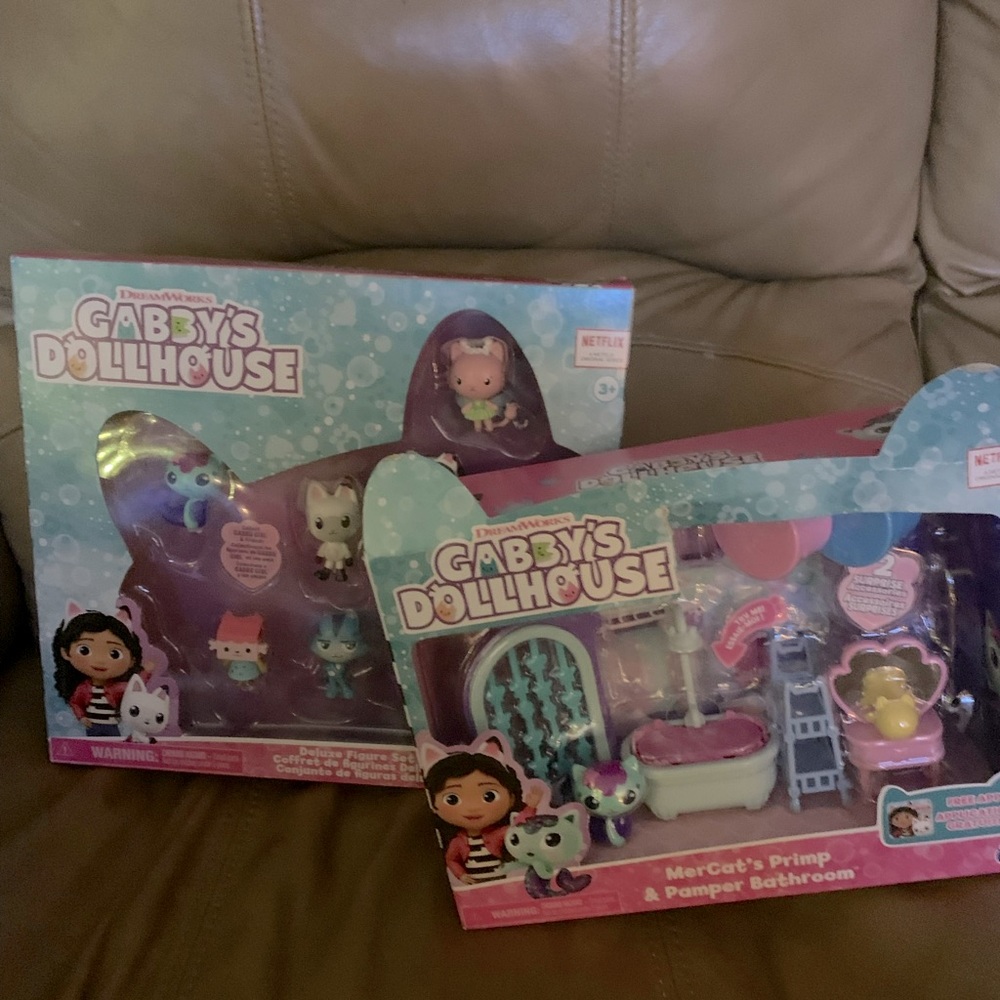 Gabby Doll House Deluxe Figure Set & MerCat’s Pamper and Primp Bathroom